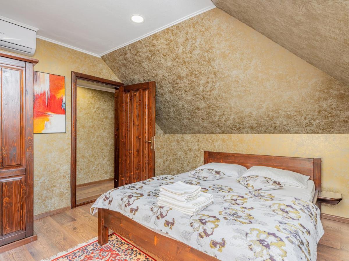 ホテル Casa Saraste Rîşnov エクステリア 写真